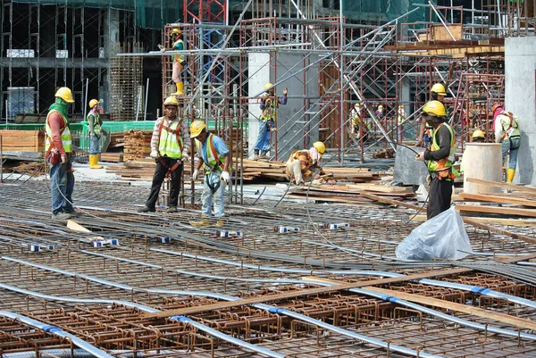Malacca Malaysia May 2016 白天在马来西亚马六甲建筑工地工作的建筑工人 他们穿着合适的安全装置 以确保工作安全 — 图库照片