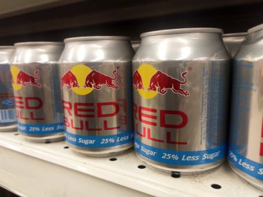 SEREMBAN, MALAYSIA -AĞUSTOS 22, 2020: Satış raflarında sergilenen çeşitli markalardaki enerji içeceklerine odaklanmış. Müşterilerin seçmesini ve satın almasını kolaylaştırmak için markaya göre düzenlenir.