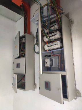 SELANGOR, MALAYSIA - 19 AĞUSTOS 2020: Kurulum sürecinde elektrik dağıtım kartı. Elektrik tesisatçısı bu ekipmanı elektrik mühendisi tasarımına göre kuracak.