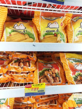 KUALA LUMPUR, MALAYSIA -APRIL 13, 2020: Büyük süpermarketin içindeki soğutucu buzdolabına yerleştirilmiş çeşitli markalarda paketlenmiş tavuk nugget.
