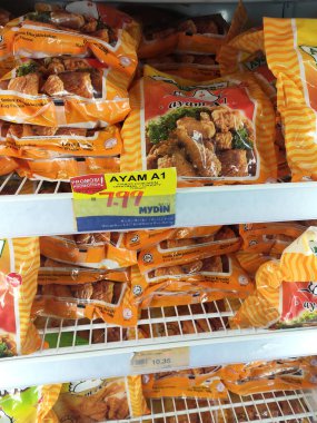 KUALA LUMPUR, MALAYSIA -APRIL 13, 2020: Büyük süpermarketin içindeki soğutucu buzdolabına yerleştirilmiş çeşitli markalarda paketlenmiş tavuk nugget.