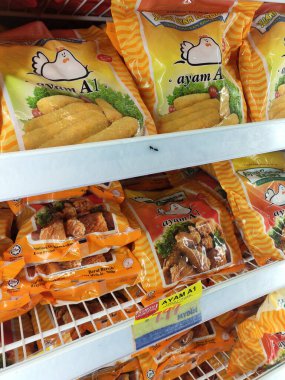 KUALA LUMPUR, MALAYSIA -APRIL 13, 2020: Büyük süpermarketin içindeki soğutucu buzdolabına yerleştirilmiş çeşitli markalarda paketlenmiş tavuk nugget.