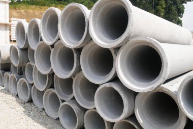 KUALA LUMPUR, MALAYSIA - 13 Mayıs 2020: inşaat alanında beton kanal. Malzeme imalatçı tarafından nakledilir ve kurulum için hazırdır. Güçlendirilmiş betondan yapılmış.