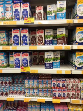 SEREMBAN, MALAYSIA - 5 Temmuz 2019: İşlenmiş ve taze süt kağıt kutuda paketlenmiş ve süpermarketlerin içindeki raflarda sergilenmektedir. Markaya göre sıralanır ve müşterinin seçmesi kolay olur.. 