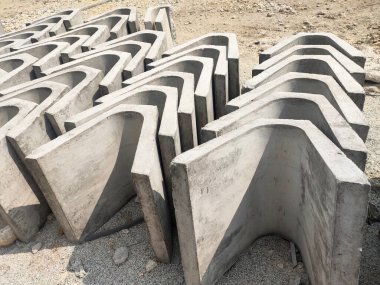 SEREMBAN, MALAYSIA - 28 AĞUSTOS, MALAYSIA: U şekli inşaat alanında önceden kanalizasyon. Güçlendirilmiş betondan yapılmış. Bu malzemeler yüklenmeden önce toplanır ve üst üste dizilir. 