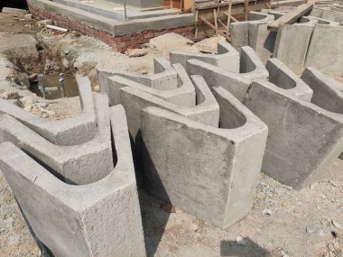 SEREMBAN, MALAYSIA - 28 AĞUSTOS, MALAYSIA: U şekli inşaat alanında önceden kanalizasyon. Güçlendirilmiş betondan yapılmış. Bu malzemeler yüklenmeden önce toplanır ve üst üste dizilir. 