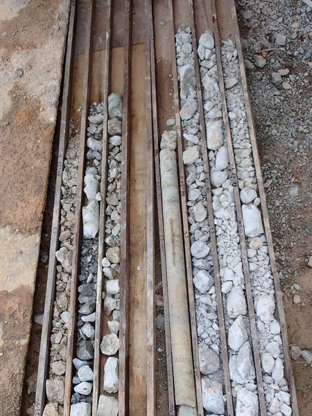 Toprak testi örneği, laboratuvara gönderilmeden önce inşaat alanında kategoriye göre kaydedilir..