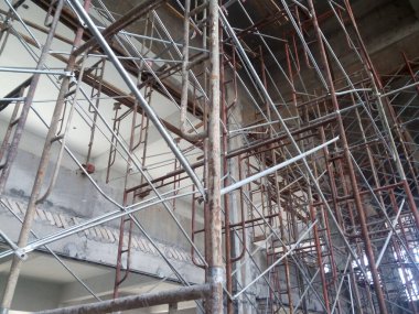 KUALA LUMPUR, MALAYSIA - 13 Mayıs 2017: İnşaat alanında inşaat işçileri tarafından kullanılan metal yapı iskelesi. Geçici yapı desteği ve işçiler için platform olarak kullanılır.. 