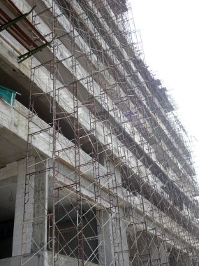KUALA LUMPUR, MALAYSIA - 13 Mayıs 2017: İnşaat alanında inşaat işçileri tarafından kullanılan metal yapı iskelesi. Geçici yapı desteği ve işçiler için platform olarak kullanılır.. 