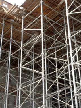 KUALA LUMPUR, MALAYSIA - 13 Mayıs 2017: İnşaat alanında inşaat işçileri tarafından kullanılan metal yapı iskelesi. Geçici yapı desteği ve işçiler için platform olarak kullanılır.. 