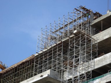 KUALA LUMPUR, MALAYSIA - 13 Mayıs 2017: İnşaat alanında inşaat işçileri tarafından kullanılan metal yapı iskelesi. Geçici yapı desteği ve işçiler için platform olarak kullanılır.. 