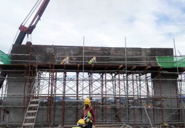 KUALA LUMPUR, MALAYSIA - 13 Mayıs 2017: İnşaat alanında inşaat işçileri tarafından kullanılan metal yapı iskelesi. Geçici yapı desteği ve işçiler için platform olarak kullanılır.. 