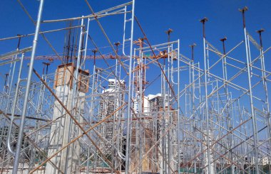 KUALA LUMPUR, MALAYSIA - 13 Mayıs 2017: İnşaat alanında inşaat işçileri tarafından kullanılan metal yapı iskelesi. Geçici yapı desteği ve işçiler için platform olarak kullanılır.. 