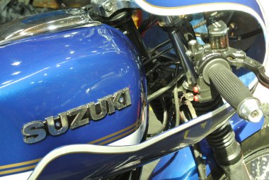 SERDANG, MALAYSIA 29 Temmuz 2017: motorsiklet gövdesinde SUZUKI logoları. SUZUKI dünyanın en ünlü motosiklet üreticilerinden biridir..   