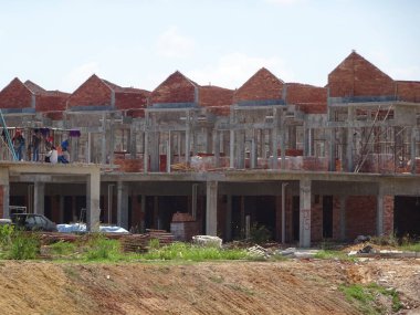 SEREMBAN, MALAYSIA -APRIL 07, 2020: Malezya 'da inşa halindeki yeni çift katlı lüks teras evi. Modern ve çağdaş stili olan bir mimar tarafından tasarlandı.. 