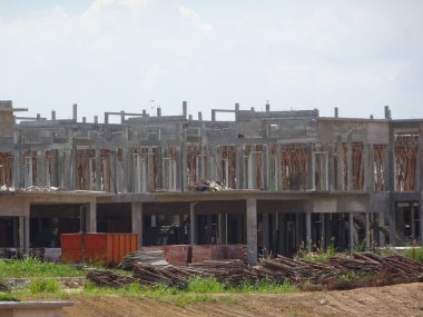 SEREMBAN, MALAYSIA -APRIL 07, 2020: Malezya 'da inşa halindeki yeni çift katlı lüks teras evi. Modern ve çağdaş stili olan bir mimar tarafından tasarlandı.. 