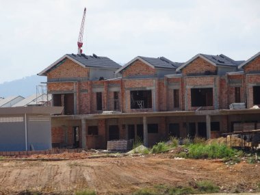 SEREMBAN, MALAYSIA -APRIL 07, 2020: Malezya 'da inşa halindeki yeni çift katlı lüks teras evi. Modern ve çağdaş stili olan bir mimar tarafından tasarlandı.. 