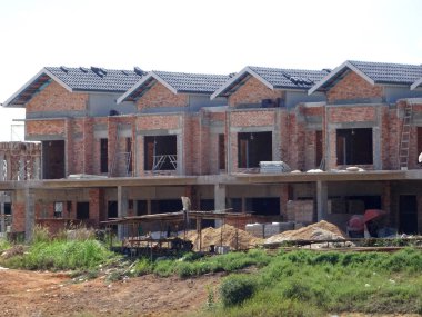 SEREMBAN, MALAYSIA -APRIL 07, 2020: Malezya 'da inşa halindeki yeni çift katlı lüks teras evi. Modern ve çağdaş stili olan bir mimar tarafından tasarlandı.. 