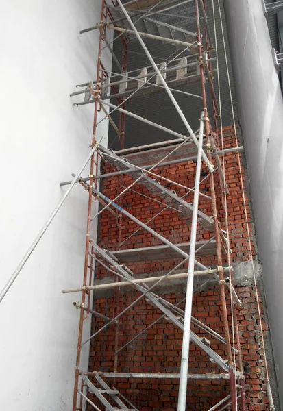 Kuala Lumpur Malaysia May 2017 建筑工人在工地使用的金属脚手架 它被用作临时的结构支撑和工人的平台 — 图库照片