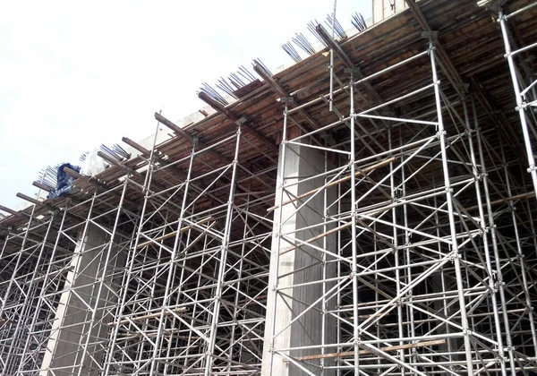 Kuala Lumpur Malaysia 2017年5月13日 建設現場で建設労働者が使用する金属製の足場 一時的な構造支援や労働者のためのプラットフォームとして使用されます — ストック写真