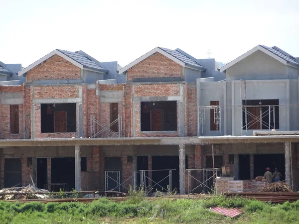 SEREMBAN, MALAYSIA -APRIL 07, 2020: Malezya 'da inşa halindeki yeni çift katlı lüks teras evi. Modern ve çağdaş stili olan bir mimar tarafından tasarlandı.. 
