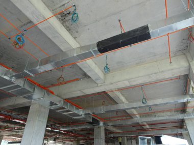 KUALA LUMPUR, MALAYSIA - 31 Ağustos 2019: inşaat alanında havalandırma ve havalandırma kanalı. Serin hava dağıtımı ve odanın sıcaklığını kontrol etmek..  