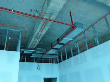 KUALA LUMPUR, MALAYSIA - 31 Ağustos 2019: inşaat alanında havalandırma ve havalandırma kanalı. Serin hava dağıtımı ve odanın sıcaklığını kontrol etmek..  