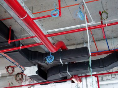 KUALA LUMPUR, MALAYSIA - 31 Ağustos 2019: inşaat alanında havalandırma ve havalandırma kanalı. Serin hava dağıtımı ve odanın sıcaklığını kontrol etmek..  