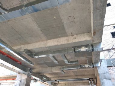 KUALA LUMPUR, MALAYSIA - 31 Ağustos 2019: inşaat alanında havalandırma ve havalandırma kanalı. Serin hava dağıtımı ve odanın sıcaklığını kontrol etmek..  