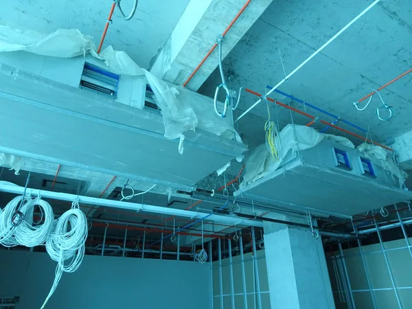 クアラルンプール マレーシア 8月31 2019 建設現場で建設中の空調および換気ダクト 冷たい空気を分配し 部屋の温度を制御する — ストック写真