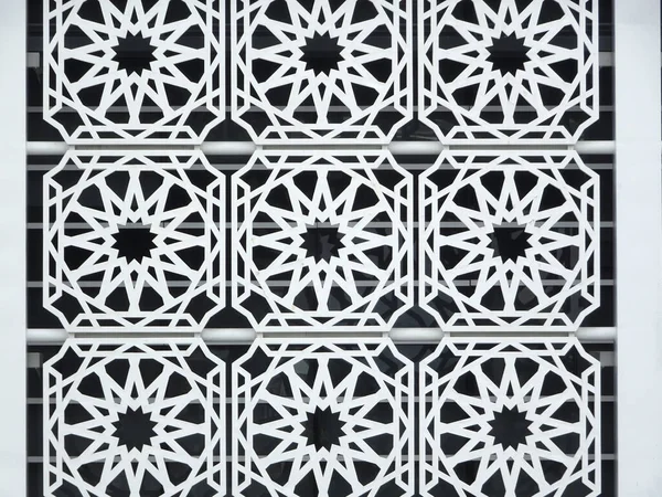 用金属和地面纤维增强混凝土制成的伊斯兰几何图案 用作建筑立面的墙面装饰 — 图库照片