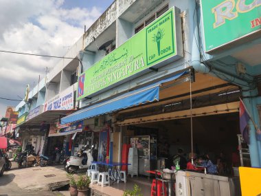 SEREMBAN, MALAYSIA - 31 Ağustos 2020: ticari alandaki mağazalar. Ön cephe müşterileri çekmek için iş ilanlarıyla süslenmiş. Müşteriler için sağlanan otopark.