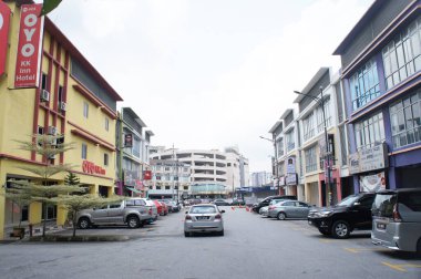 SEREMBAN, MALAYSIA - 31 Ağustos 2020: ticari alandaki mağazalar. Ön cephe müşterileri çekmek için iş ilanlarıyla süslenmiş. Müşteriler için sağlanan otopark.