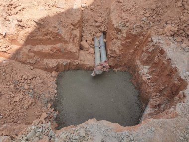 SEREMBAN, MALAYSIA -AĞUSTOS 5 AĞUSTOS 2020: İnşaat alanında inşaat halindeki rögar ve yeraltı boruları. Altyapı mühendisi tasarımına dayanan işçilerin In-situ inşaatı.