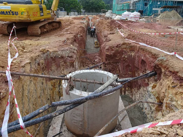 SEREMBAN, MALAYSIA -AĞUSTOS 5 AĞUSTOS 2020: İnşaat alanında inşaat halindeki rögar ve yeraltı boruları. Altyapı mühendisi tasarımına dayanan işçilerin In-situ inşaatı.