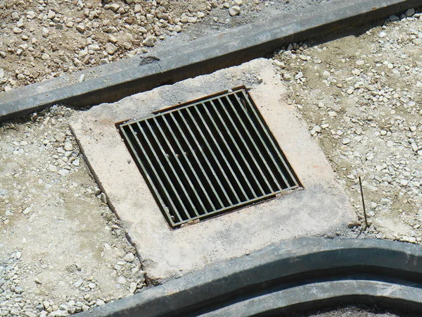 SEREMBAN, MALAYSIA -AĞUSTOS 5 AĞUSTOS 2020: İnşaat alanında inşaat halindeki rögar ve yeraltı boruları. Altyapı mühendisi tasarımına dayanan işçilerin In-situ inşaatı.