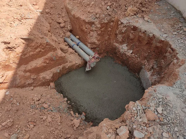 SEREMBAN, MALAYSIA -AĞUSTOS 5 AĞUSTOS 2020: İnşaat alanında inşaat halindeki rögar ve yeraltı boruları. Altyapı mühendisi tasarımına dayanan işçilerin In-situ inşaatı.