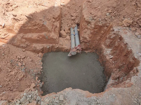 SEREMBAN, MALAYSIA -AĞUSTOS 5 AĞUSTOS 2020: İnşaat alanında inşaat halindeki rögar ve yeraltı boruları. Altyapı mühendisi tasarımına dayanan işçilerin In-situ inşaatı.