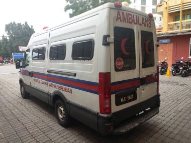 SEREMBAN, Malezya 6 Eylül 2020: hastaneye park edilmiş Malezya ambulansı. Malezya ambulansları değiştirilmiş minibüs araçları kullanıyor.