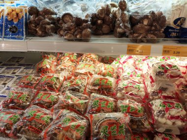 SEREMBAN, MALAYSIA -16 AĞUSTOS, 2020: Şeffaf bir gıda paketinde çeşitli mantar türleri. Soğutma rafına yerleştirilip müşterilere gösteriliyor..