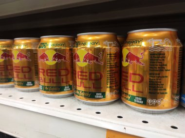 SEREMBAN, MALAYSIA -AĞUSTOS 22, 2020: Satış raflarında sergilenen çeşitli markalardaki enerji içeceklerine odaklanmış. Müşterilerin satın almasını kolaylaştırmak için markaya göre düzenlenmiştir..  