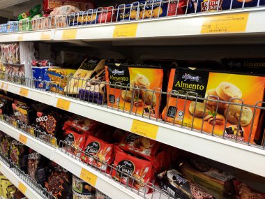 KUALA LUMPUR, MALAYSIA -HAZİRAN 01, 2020: Bisküvi çeşitliliği iyi ve ilginç paketleme ve mağazanın içindeki raflarda sergilendi. Müşterilerin satın almasını kolaylaştırmak için marka ve tiplere göre sırala.