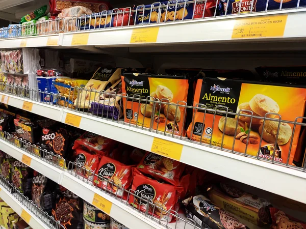 KUALA LUMPUR, MALAYSIA -HAZİRAN 01, 2020: Bisküvi çeşitliliği iyi ve ilginç paketleme ve mağazanın içindeki raflarda sergilendi. Müşterilerin satın almasını kolaylaştırmak için marka ve tiplere göre sırala.