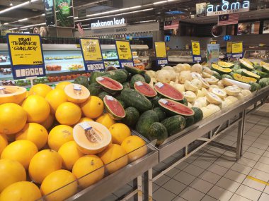 SEREMBAN, MALAYSIA - 8 Eylül 2020: meyveler dükkanlarda satılmaktadır. Müşterilerin seçmesini kolaylaştırmak için yazıya göre sırala. Fiyatına göre etiketlendi. 