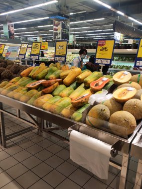 SEREMBAN, MALAYSIA - 8 Eylül 2020: meyveler dükkanlarda satılmaktadır. Müşterilerin seçmesini kolaylaştırmak için yazıya göre sırala. Fiyatına göre etiketlendi. 