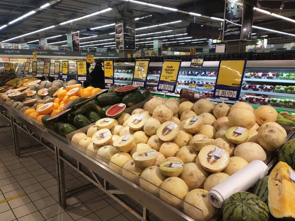 SEREMBAN, MALAYSIA - 8 Eylül 2020: meyveler dükkanlarda satılmaktadır. Müşterilerin seçmesini kolaylaştırmak için yazıya göre sırala. Fiyatına göre etiketlendi. 