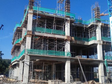 KUALA LUMPUR, MALAYSIA -APRIL 3, 2020: İnşaat alanı gün içinde faaliyet gösteriyor. İşçiler, amirlerinin denetimi altında planlandığı gibi faaliyetlerini sürdürmekle meşguller..