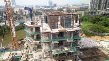KUALA LUMPUR, MALAYSIA -APRIL 3, 2020: İnşaat alanı gün içinde faaliyet gösteriyor. İşçiler, amirlerinin denetimi altında planlandığı gibi faaliyetlerini sürdürmekle meşguller..