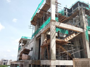 KUALA LUMPUR, MALAYSIA -APRIL 3, 2020: İnşaat alanı gün içinde faaliyet gösteriyor. İşçiler, amirlerinin denetimi altında planlandığı gibi faaliyetlerini sürdürmekle meşguller..