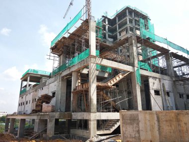 KUALA LUMPUR, MALAYSIA -APRIL 3, 2020: İnşaat alanı gün içinde faaliyet gösteriyor. İşçiler, amirlerinin denetimi altında planlandığı gibi faaliyetlerini sürdürmekle meşguller..